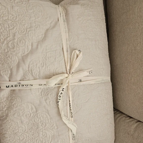 Luxe Habitat King Cream Quilt And Pillow Set - Picture 13 of 13